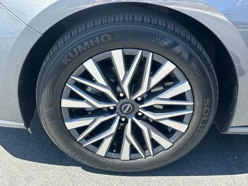 Used 2025 Nissan Altima 2.5 SV FWD image 32
