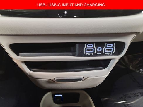 Used 2024 Chrysler Pacifica Touring-L image 19