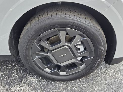 Used 2026 Kia Carnival EX image 17