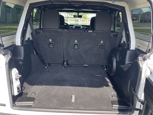 Used 2018 Jeep Wrangler Unlimited Sahara w/ Uconnect 4C Nav & Sound Group image 12