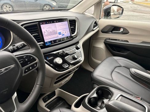 Used 2024 Chrysler Pacifica Touring-L FWD image 33