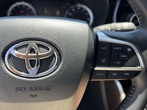 Certified 2024 Toyota Highlander LE image 11