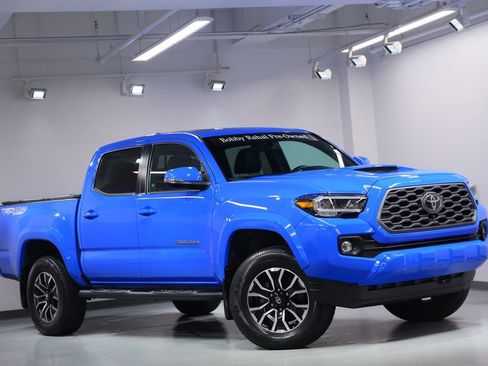 Used 2020 Toyota Tacoma TRD Sport w/ TRD Premium Sport Package AWD/4WD image 7