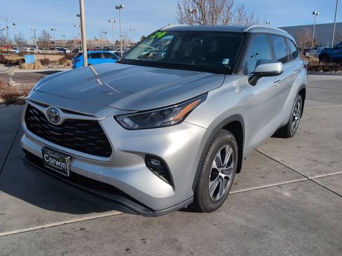 Used 2024 Toyota Highlander XLE image 3