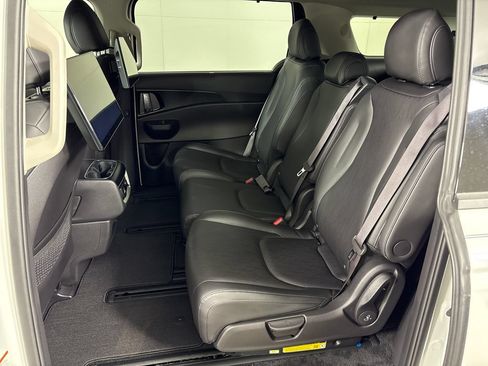 Used 2025 Kia Carnival SX FWD image 31