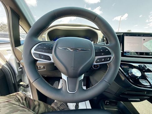 Used 2026 Chrysler Pacifica Select image 12