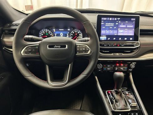 Used 2024 Jeep Compass Trailhawk w/ Trailhawk Convenience Group AWD/4WD image 15