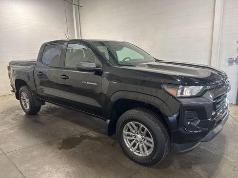 Used 2023 Chevrolet Colorado LT w/ LT Convenience Package II AWD/4WD image 3