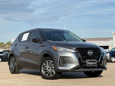 Used 2023 Nissan Kicks S image 2