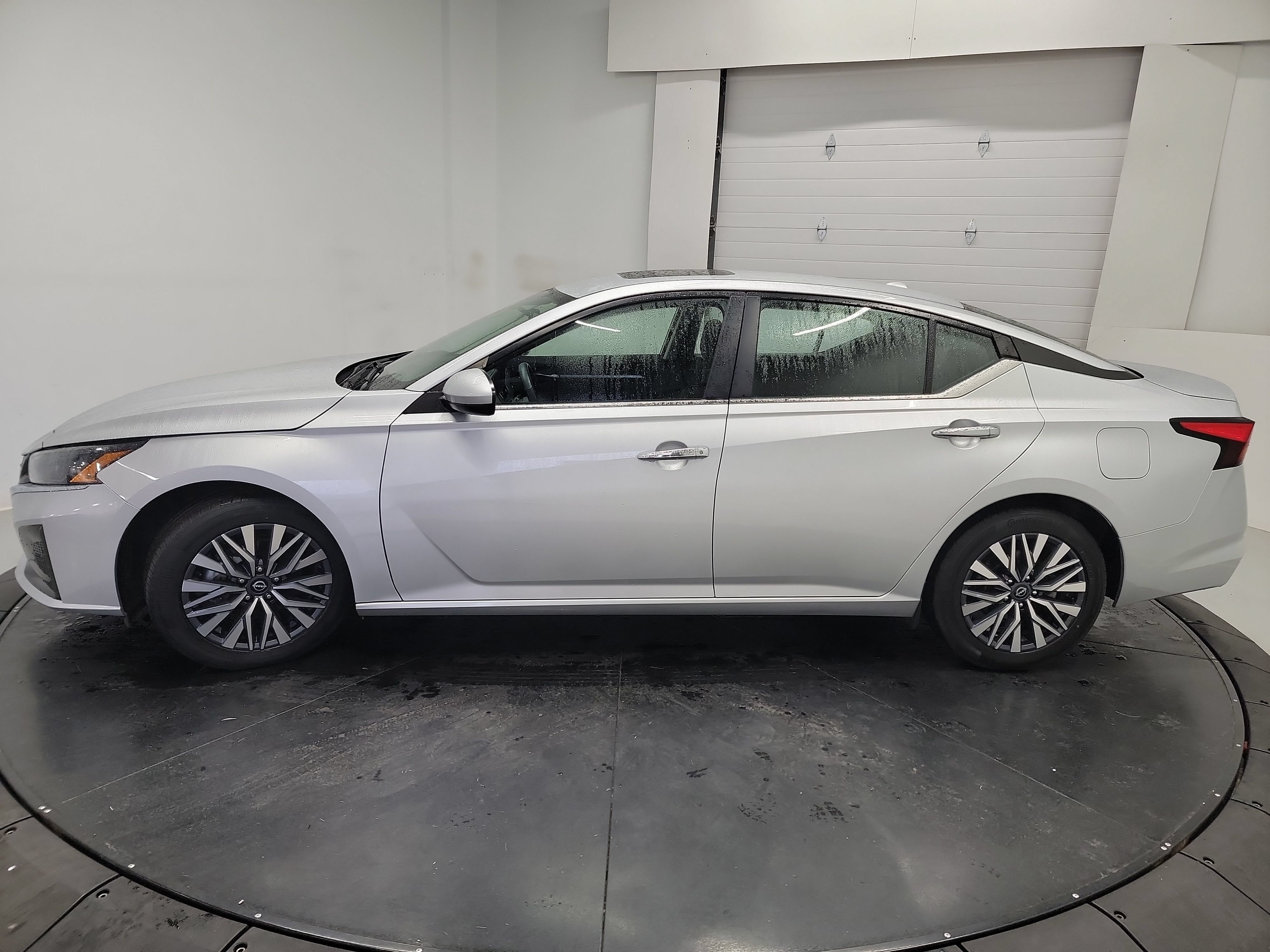 Used 2023 Nissan Altima 2.5 SV w/ SV Premium Package FWD image 4