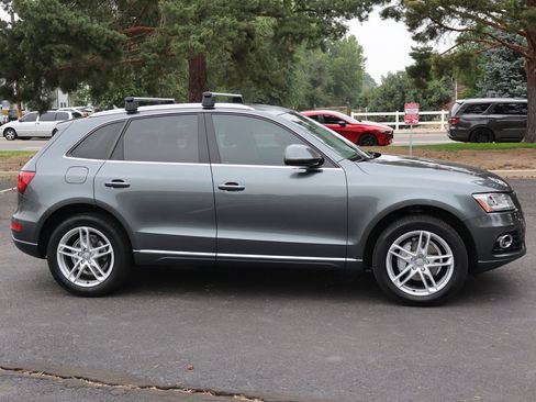 Used 2017 Audi Q5 2.0T Premium Plus w/ Technology Package AWD/4WD image 3