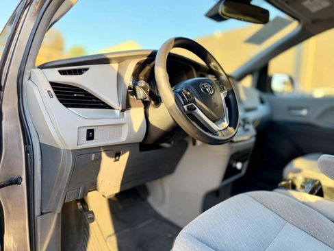 Used 2019 Toyota Sienna LE w/ Carpet Mat Package FWD image 22