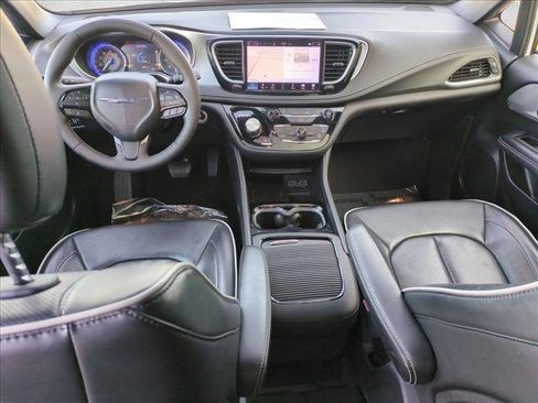Used 2025 Chrysler Pacifica Limited image 18
