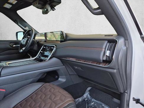 Used 2025 Nissan Armada Platinum AWD/4WD image 25