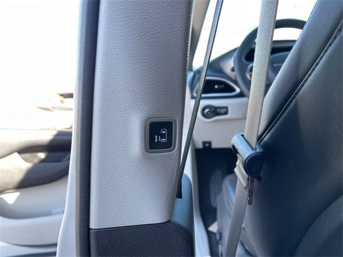 Used 2023 Chrysler Pacifica Touring-L image 20