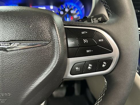 Used 2024 Chrysler Pacifica Touring-L image 31