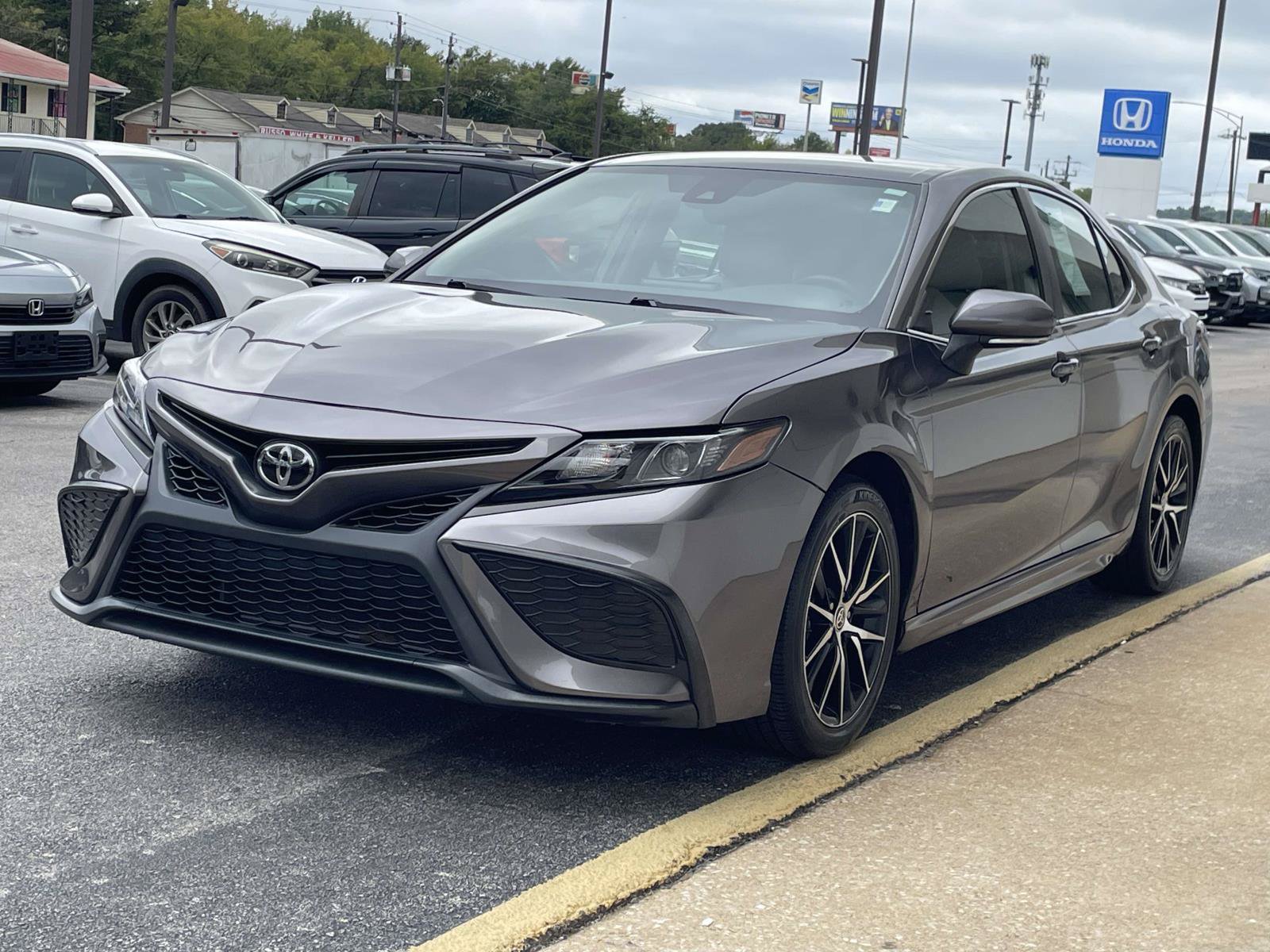 Used 2023 Toyota Camry SE w/ Convenience Package FWD image 4