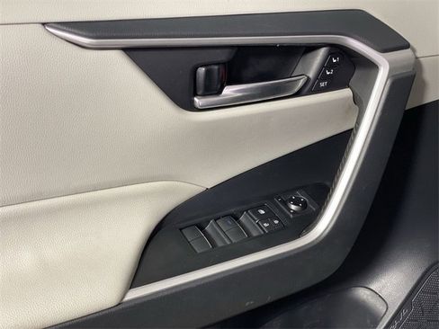 Used 2019 Toyota RAV4 XLE Premium image 30