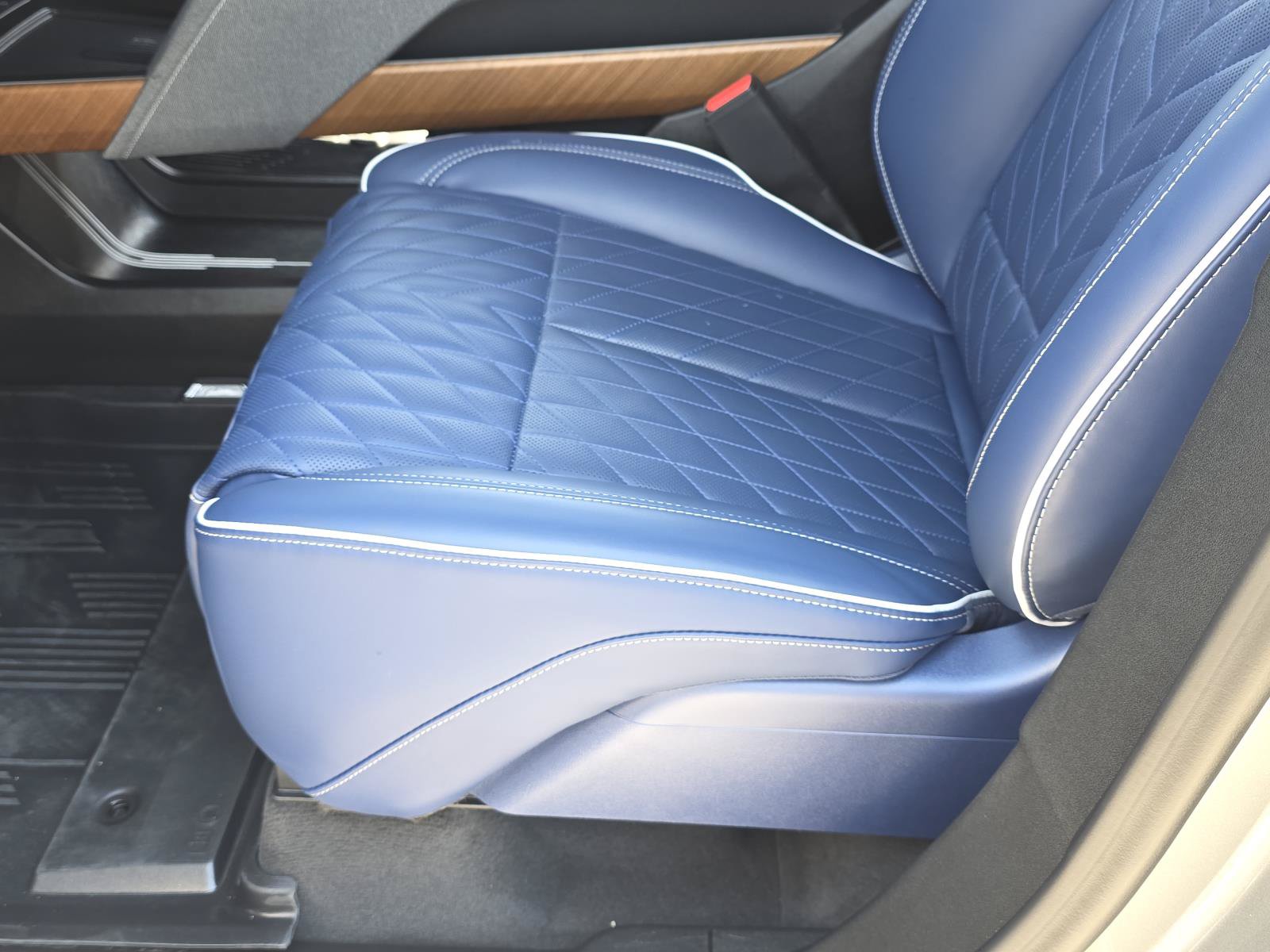 Certified 2026 Cadillac Vistiq Premium Luxury w/ LPO, Floor Liner Package AWD/4WD image 21