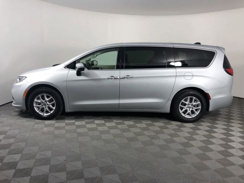 Used 2023 Chrysler Pacifica Touring-L FWD image 5