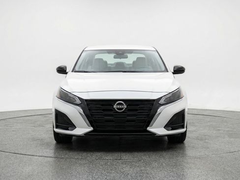 Used 2025 Nissan Altima 2.5 SV image 2