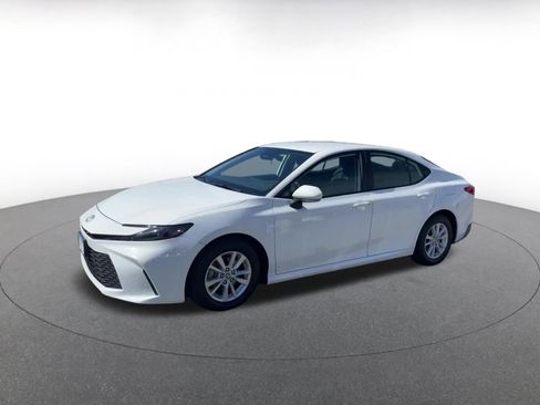 Used 2025 Toyota Camry LE image 4