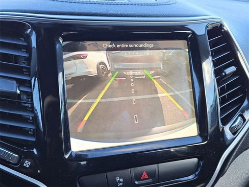 Used 2019 Jeep Cherokee Limited image 25