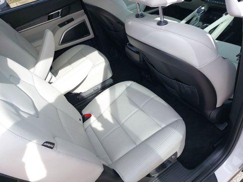 Used 2025 Kia Telluride EX w/ EX Captain's Chair Package image 12