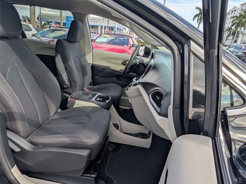 Used 2019 Chrysler Pacifica Touring Plus image 17