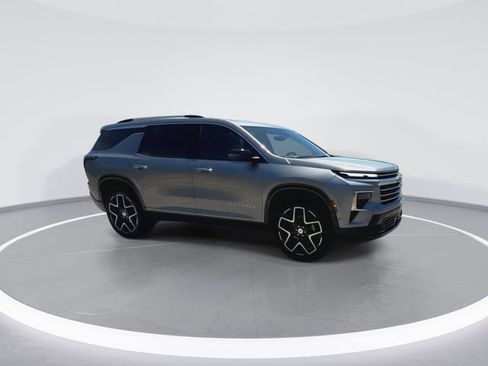 Used 2026 Chevrolet Traverse High Country FWD image 2