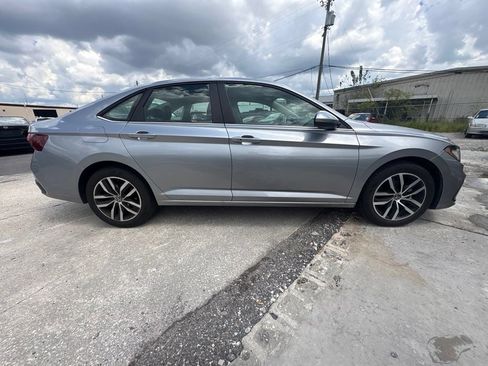 Used 2025 Volkswagen Jetta SE FWD image 2