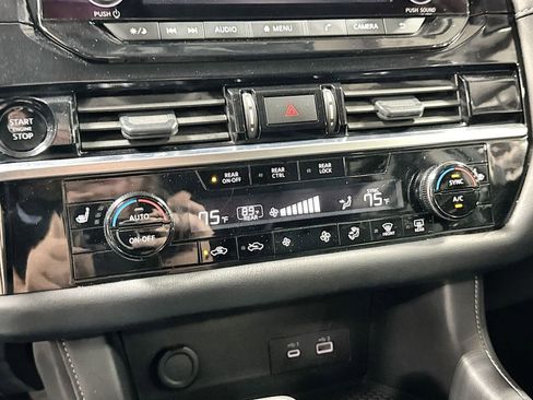 Used 2025 Nissan Pathfinder SV image 21