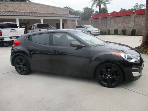 Used 2017 Hyundai Veloster Value Edition FWD image 2