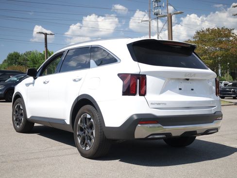 Used 2024 Kia Sorento S FWD image 3