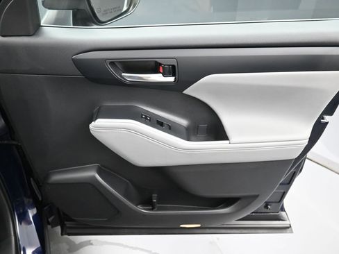 Certified 2024 Toyota Highlander XLE AWD/4WD image 38