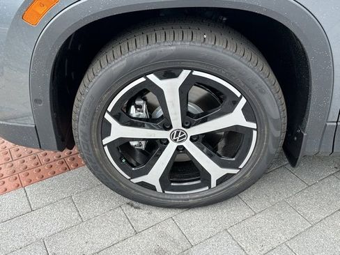 New 2025 Volkswagen Tiguan SE image 9