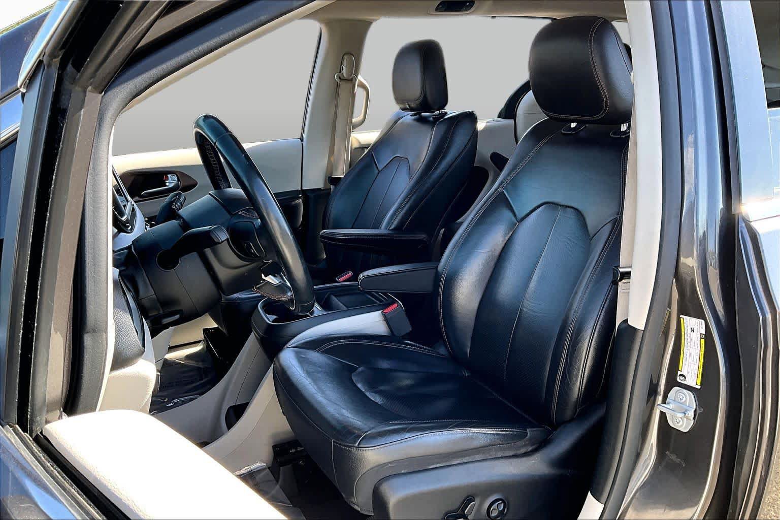 Used 2018 Chrysler Pacifica Touring-L FWD image 7