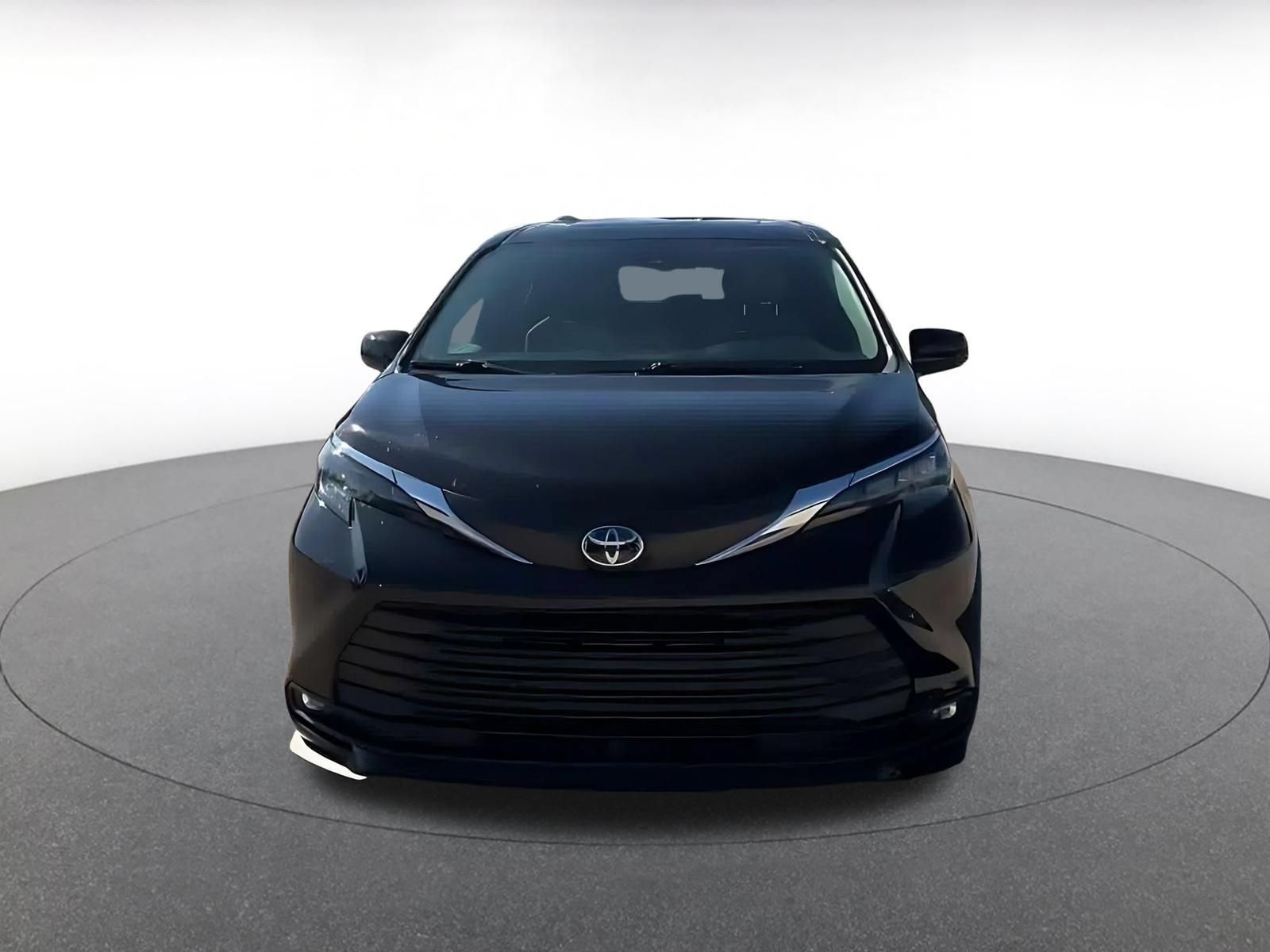 Used 2025 Toyota Sienna XLE FWD image 4