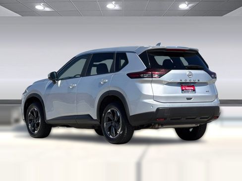 Used 2025 Nissan Rogue SV AWD/4WD image 3