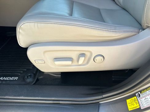 Used 2019 Toyota Highlander XLE AWD/4WD image 14