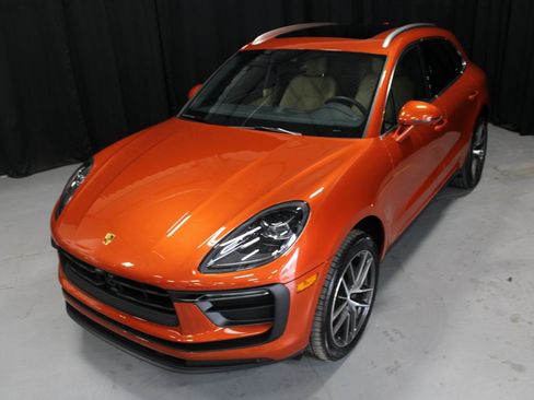 Certified 2025 Porsche Macan image 13