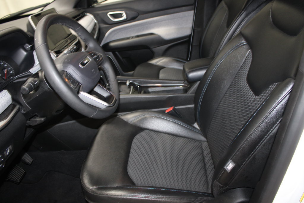 Used 2025 Jeep Compass Latitude AWD/4WD image 12