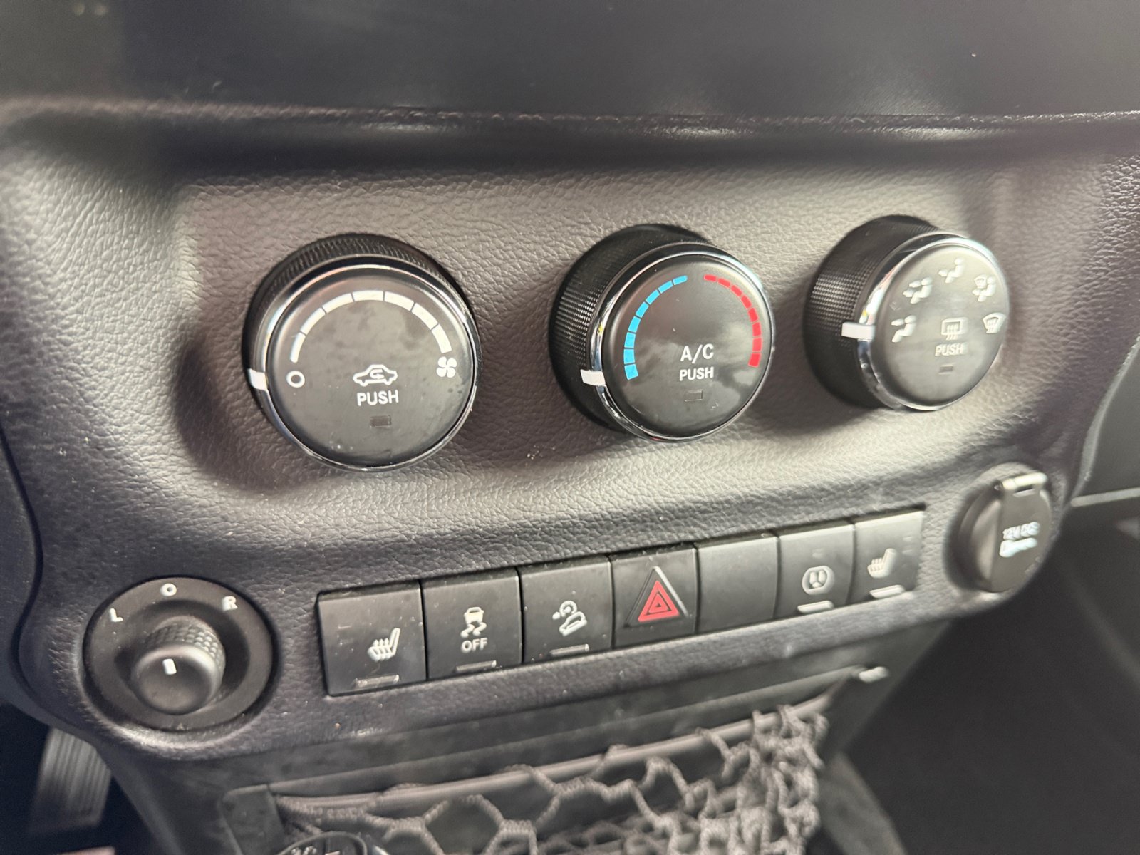 Used 2016 Jeep Wrangler Rubicon w/ Power Convenience Group AWD/4WD image 26
