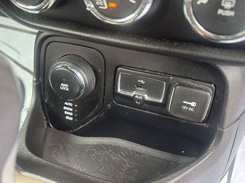 Used 2016 Jeep Renegade 75th Anniversary AWD/4WD image 21