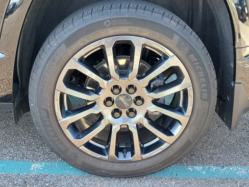 Used 2023 GMC Acadia Denali w/ Black Diamond Edition AWD/4WD image 5