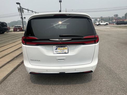 Used 2023 Chrysler Pacifica Touring-L FWD image 9