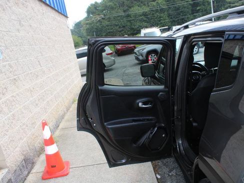 Used 2018 Jeep Renegade Altitude w/ UConnect 8.4 Nav Group image 20