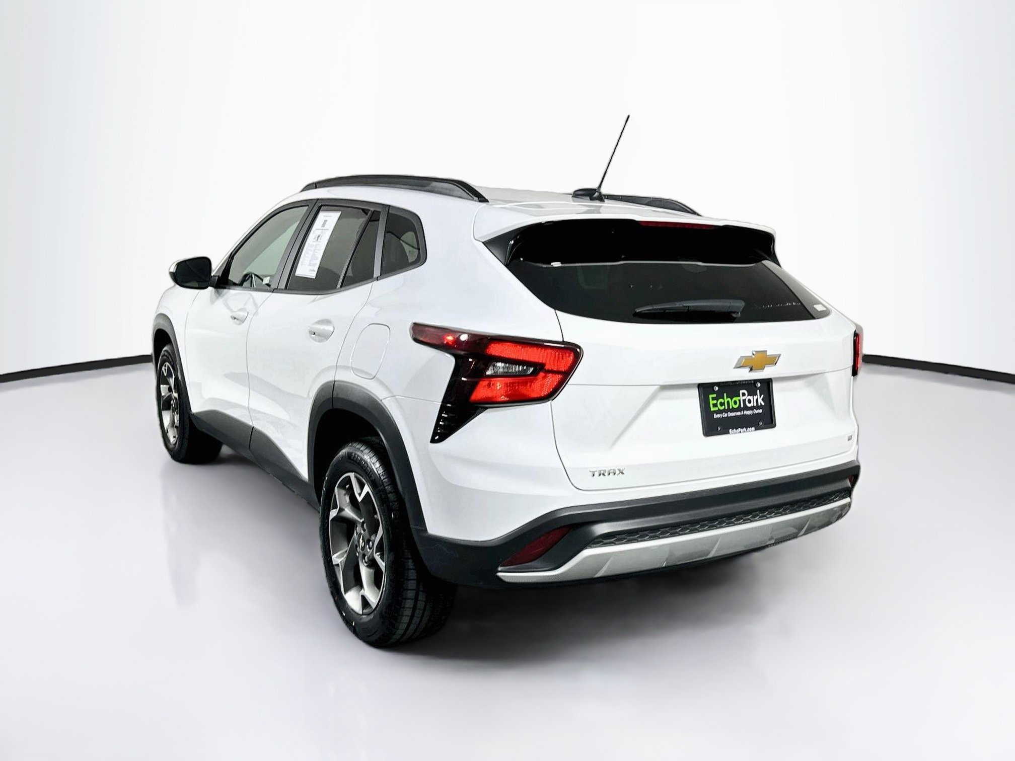 Used 2025 Chevrolet Trax LT FWD image 5