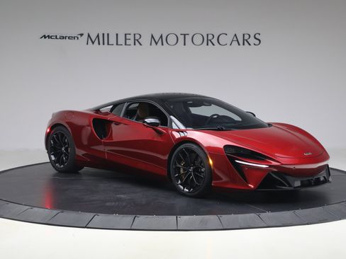 Used 2024 McLaren Artura RWD image 10