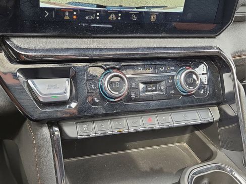 Used 2025 GMC Sierra 2500 AT4 w/ AT4 Preferred Package image 29